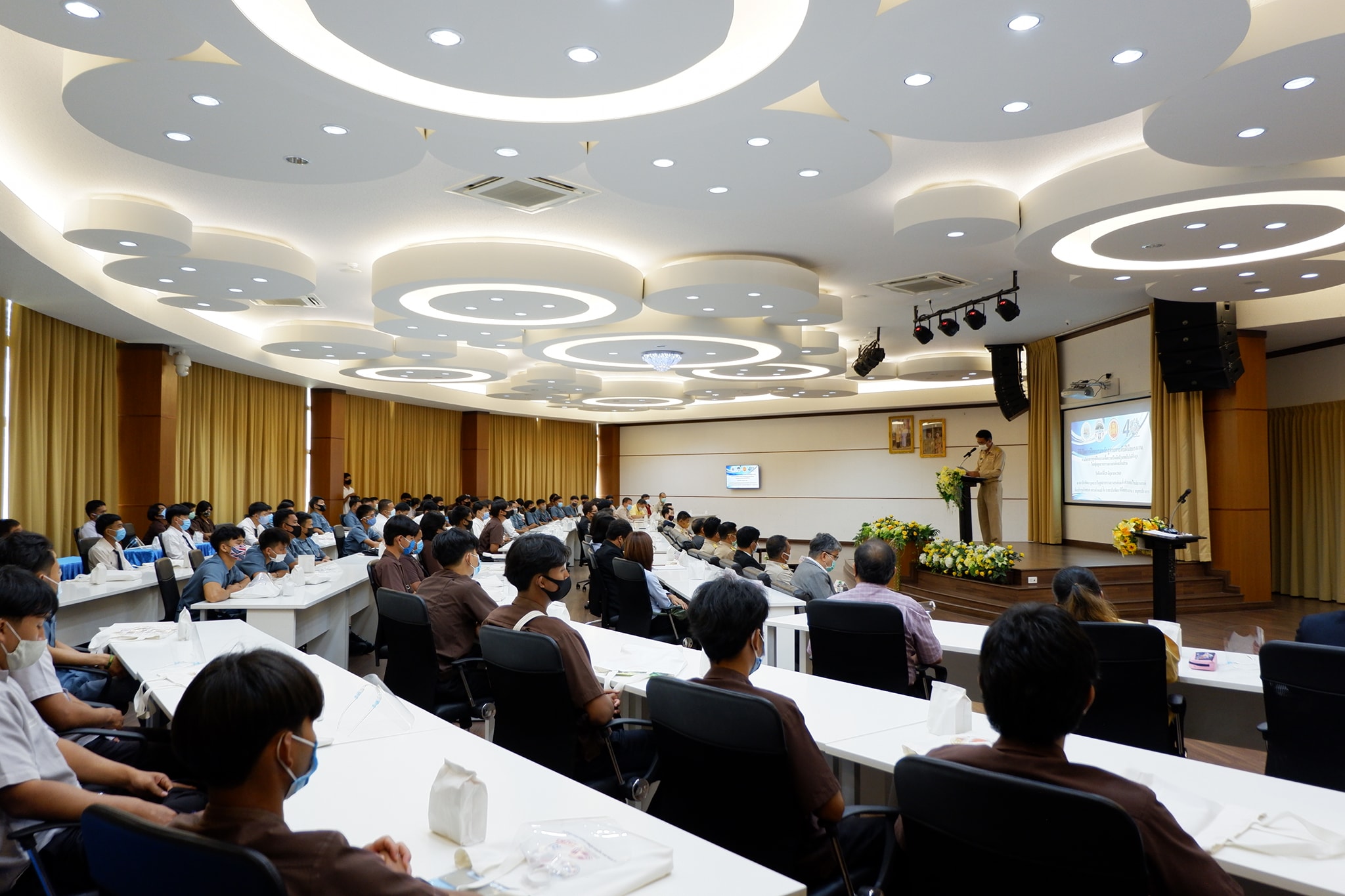 พิธีเปิดการอบรมโครงการฝึกทักษะอาชีพผู้เรียนในสถานประกอบการ สาขางานผลิตชิ้นส่วนยานยนต์ ปีการศึกษา 2563